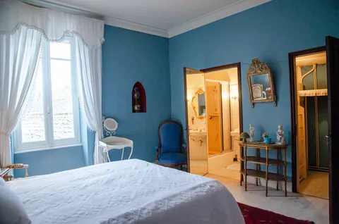 Chambre bleue et salle d'eau