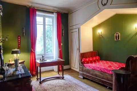 Chambre avec bureau