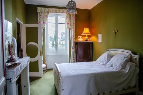 Chambre et sa cheminée