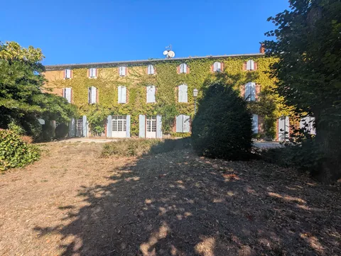 La maison depuis le fond du parc